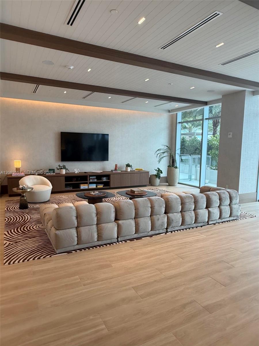 2411 Laguna Circle