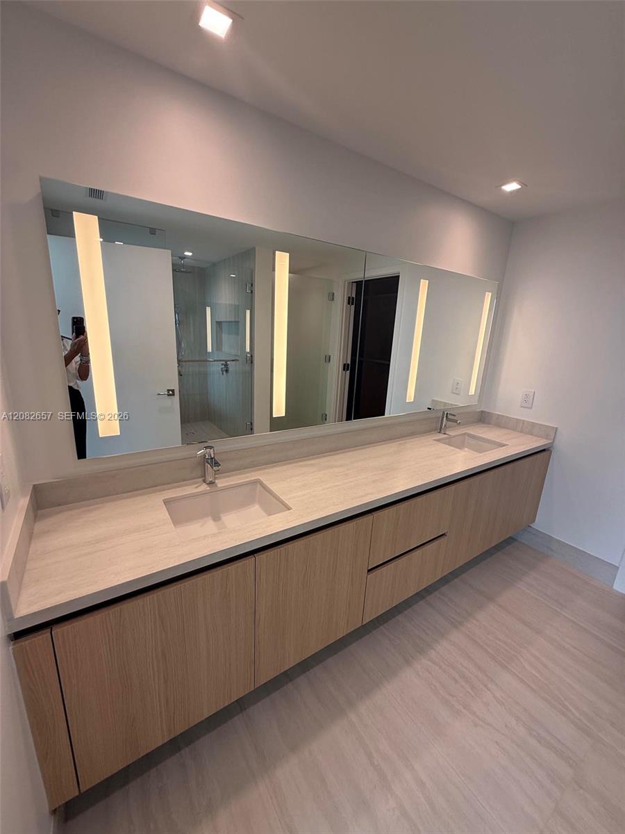 2411 Laguna Circle