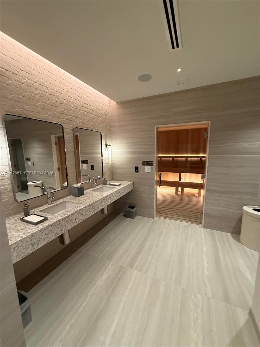 2411 Laguna Circle