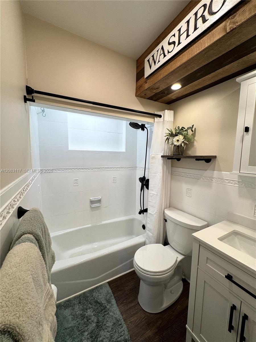 1160 W 33rd Place