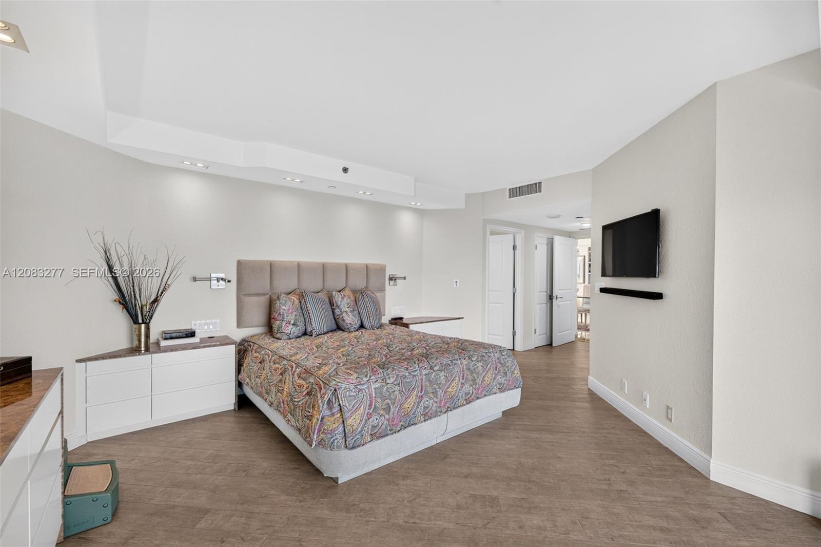 2800 Island Boulevard