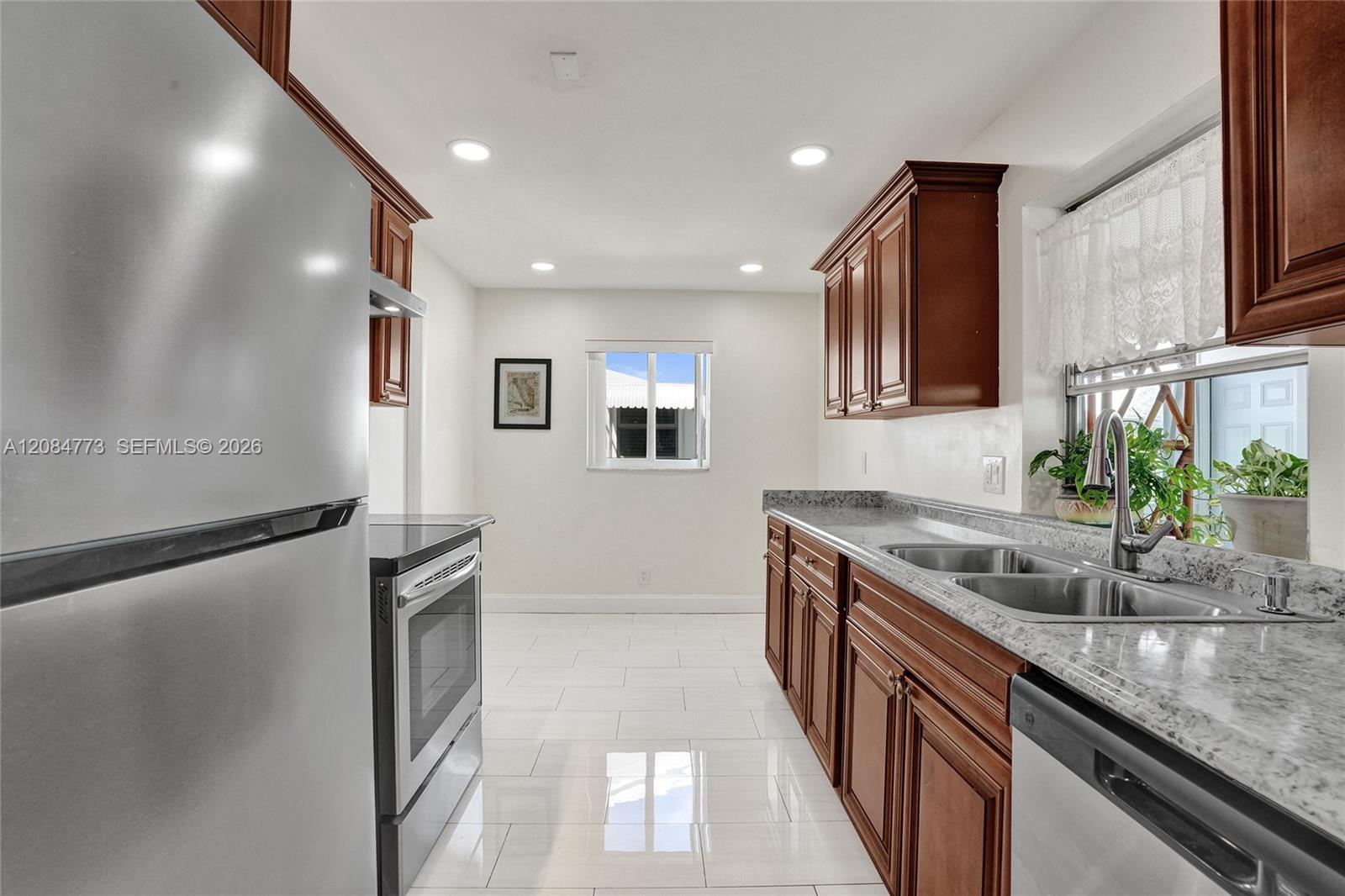 2083 SW 13th Avenue gallery image #16