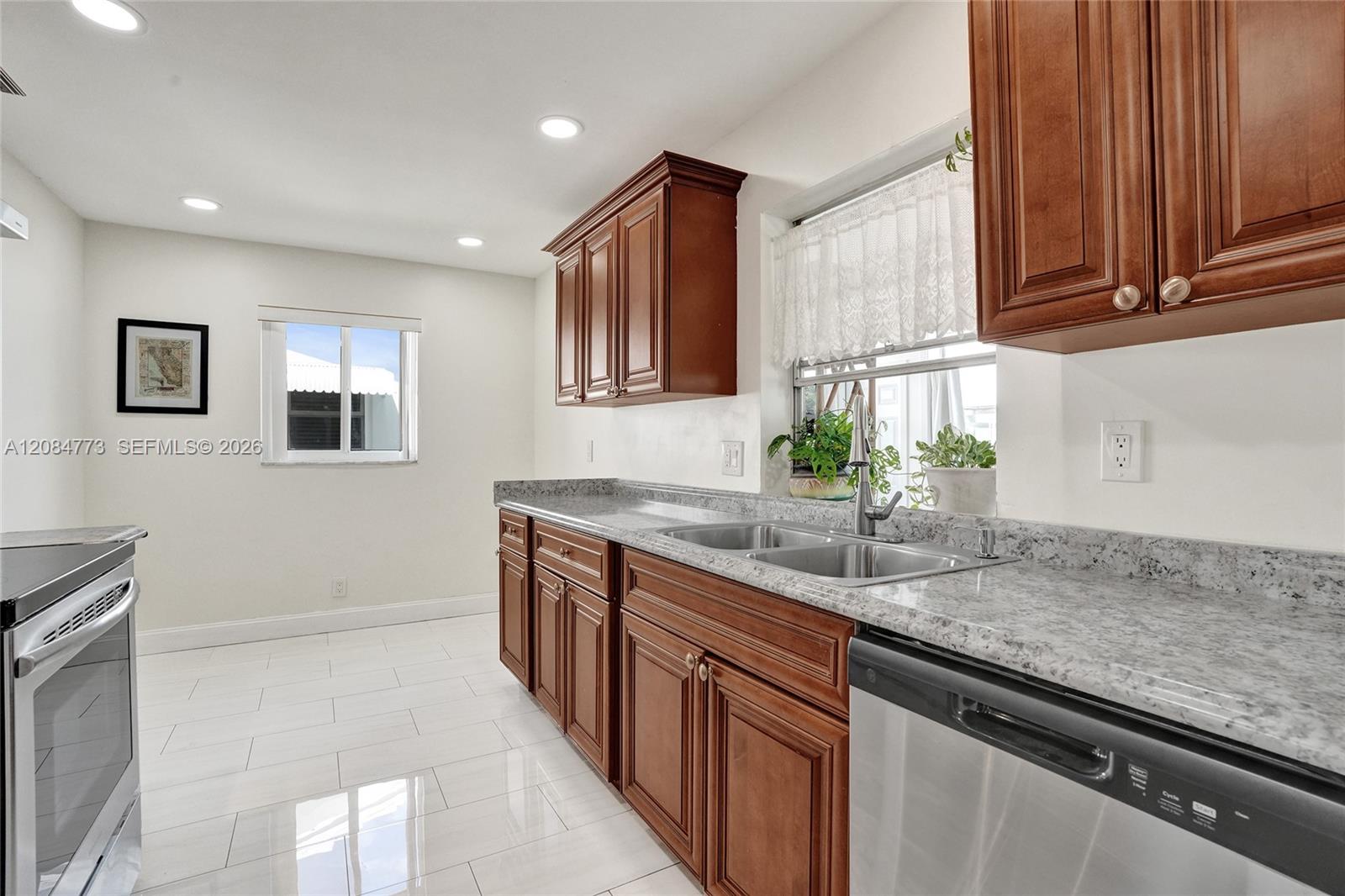 2083 SW 13th Avenue gallery image #17