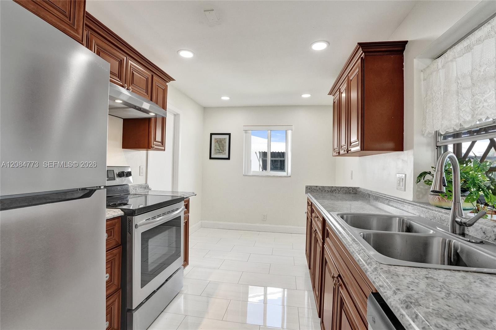 2083 SW 13th Avenue gallery image #18