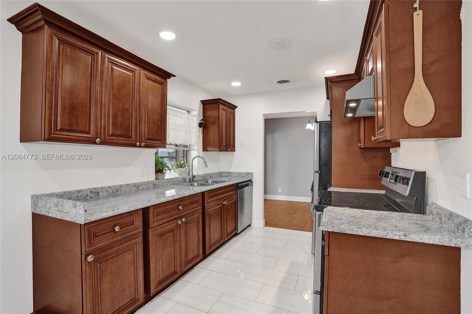 2083 SW 13th Avenue gallery image #20