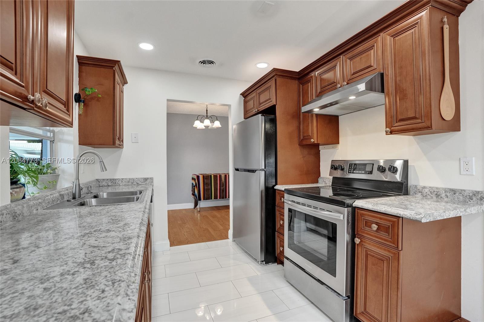 2083 SW 13th Avenue gallery image #23
