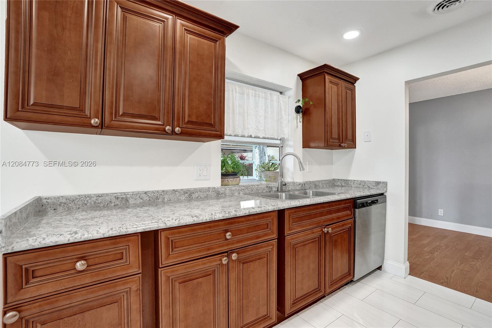 2083 SW 13th Avenue gallery image #24