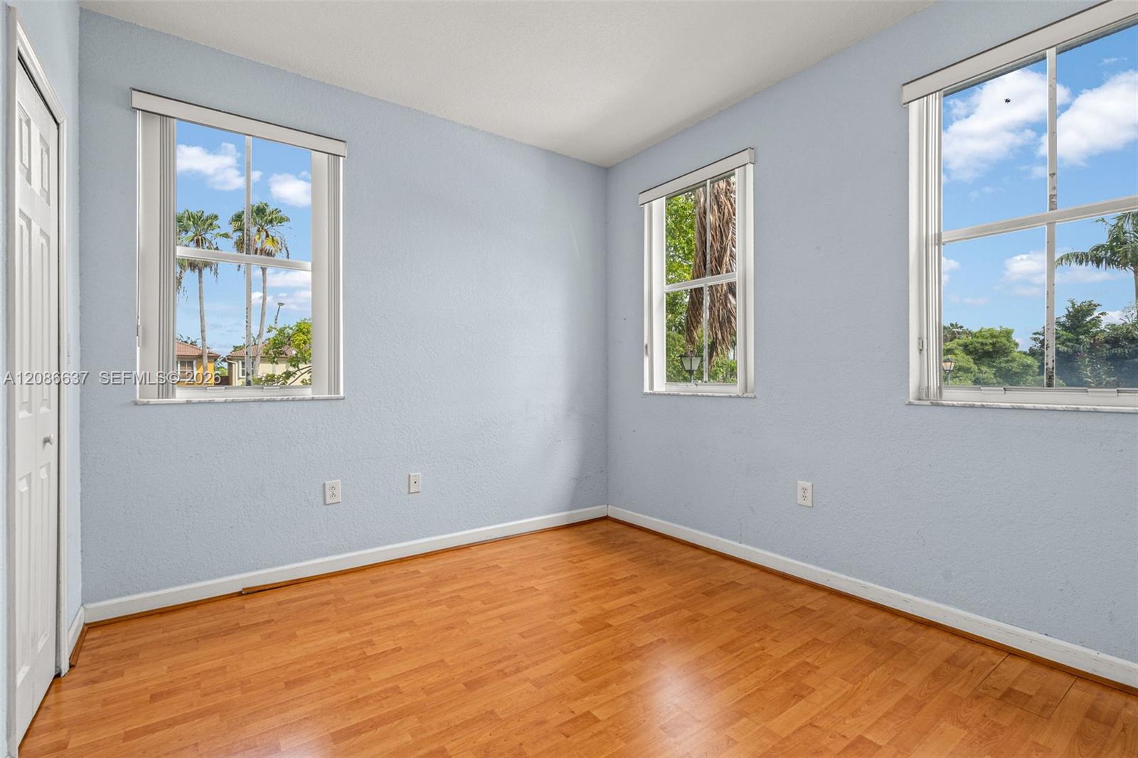 11401 NW 76th Terrace