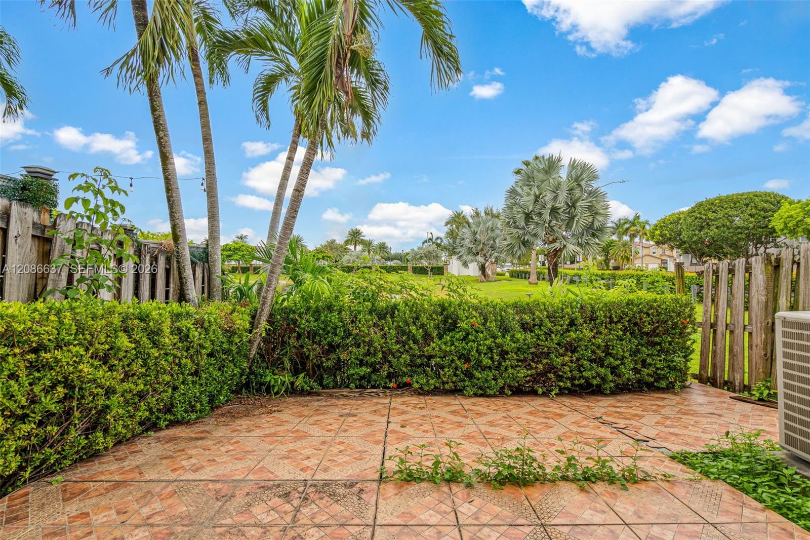 11401 NW 76th Terrace