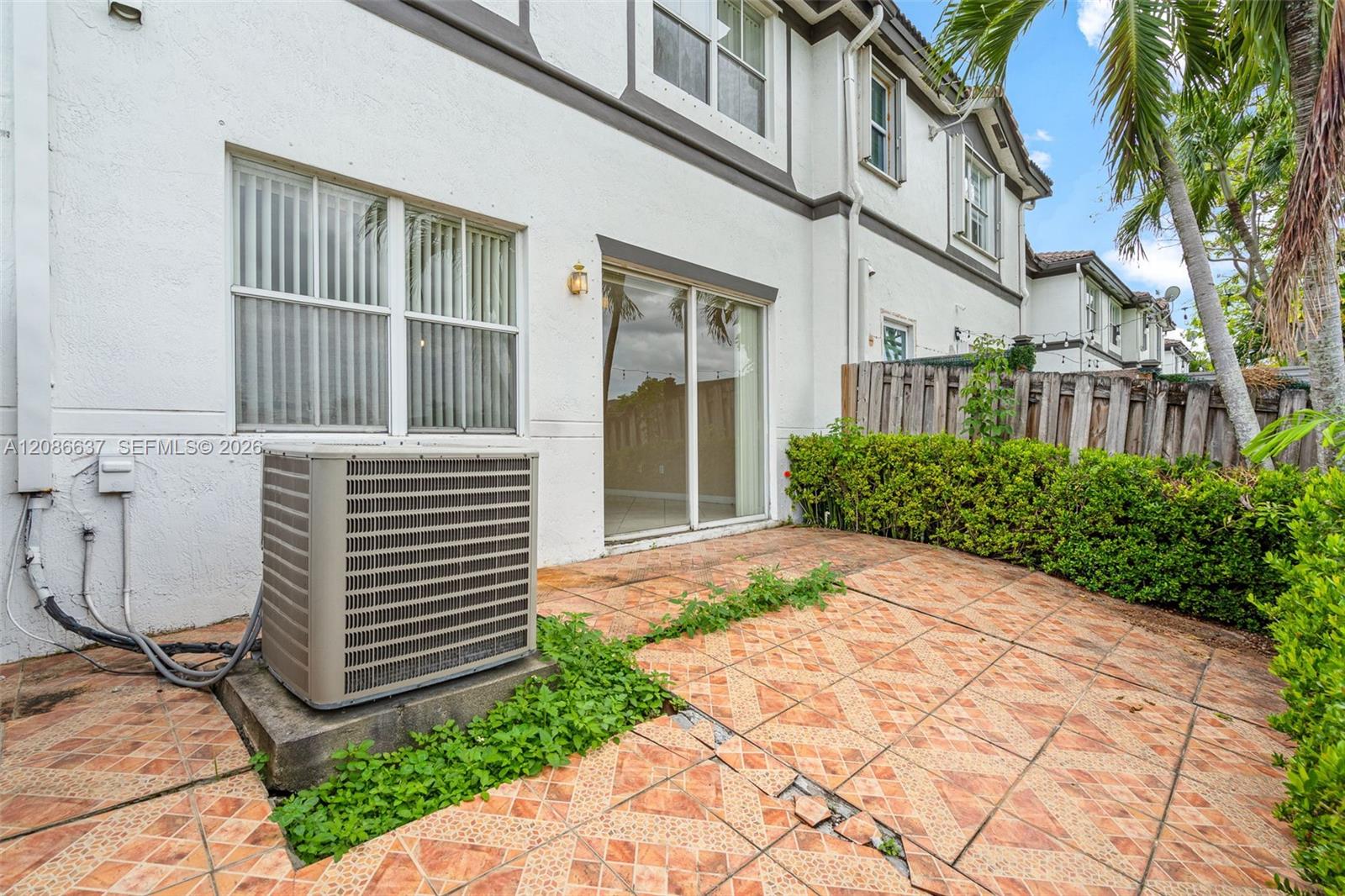 11401 NW 76th Terrace