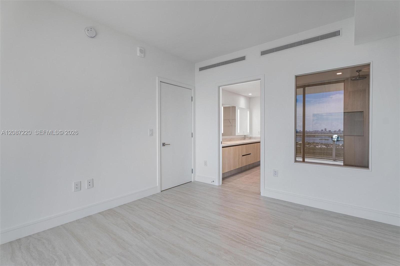 2411 Laguna