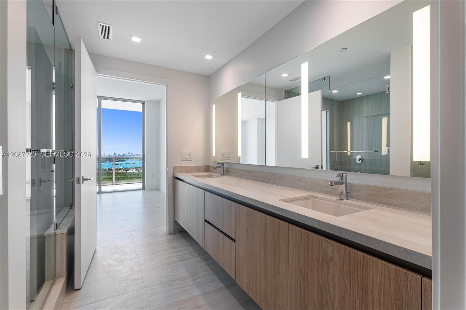 2411 Laguna