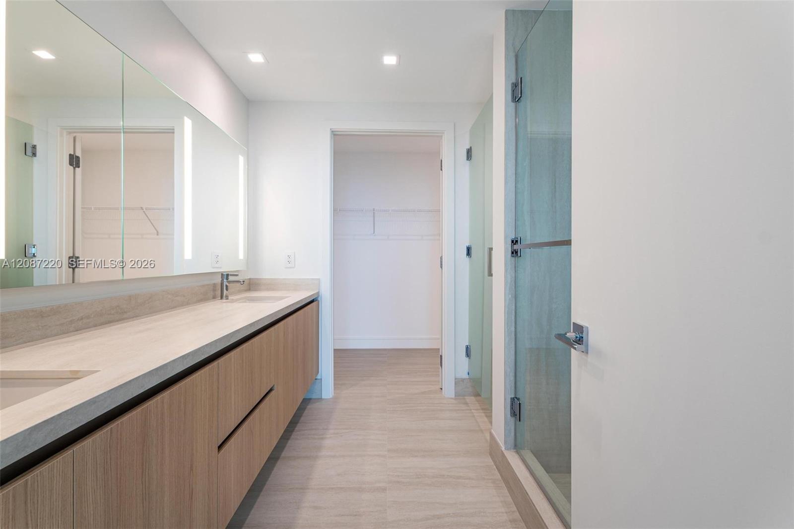 2411 Laguna