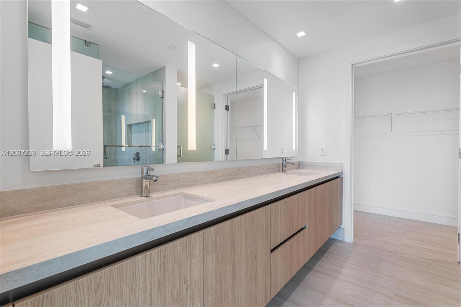 2411 Laguna