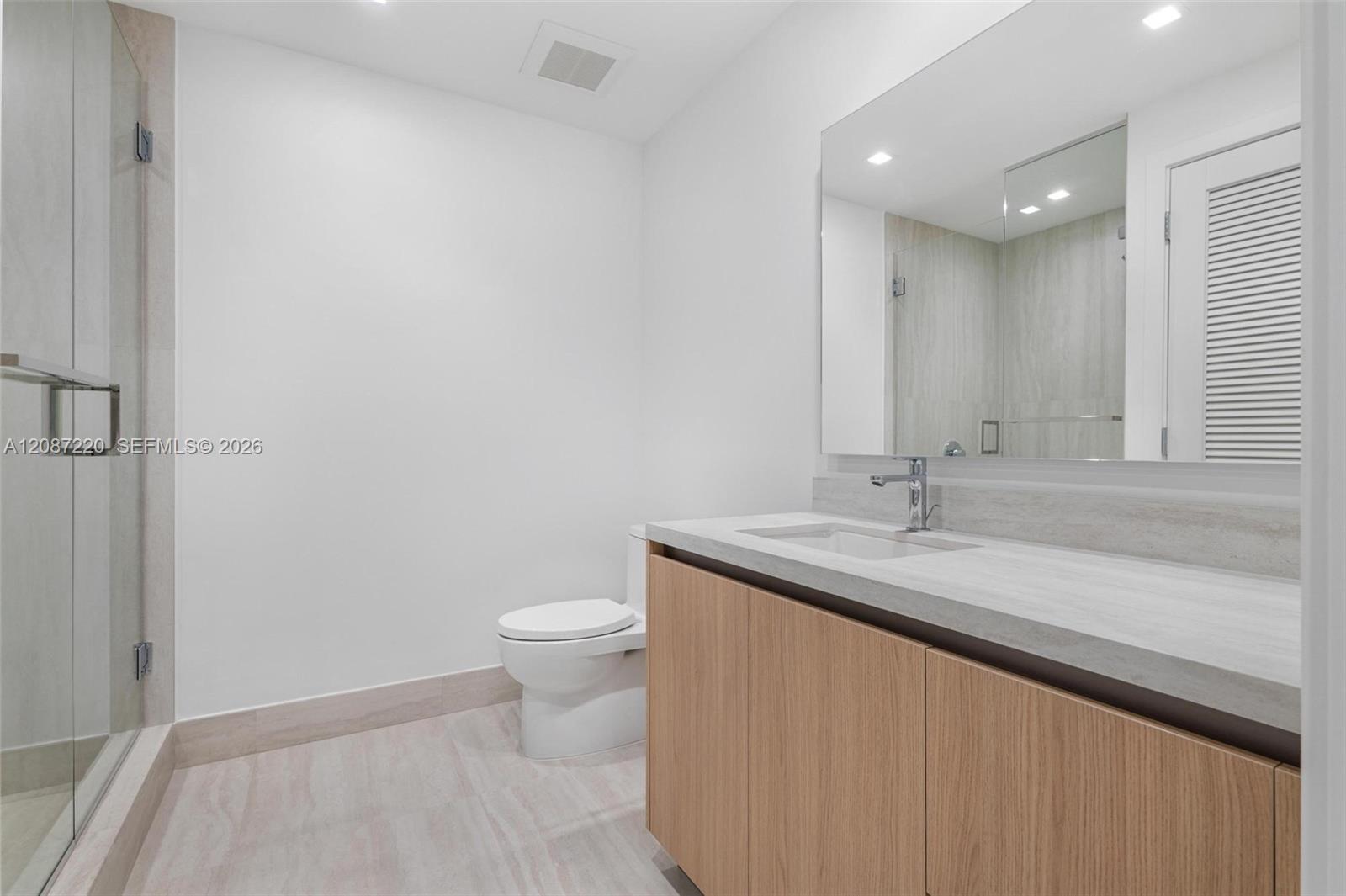 2411 Laguna