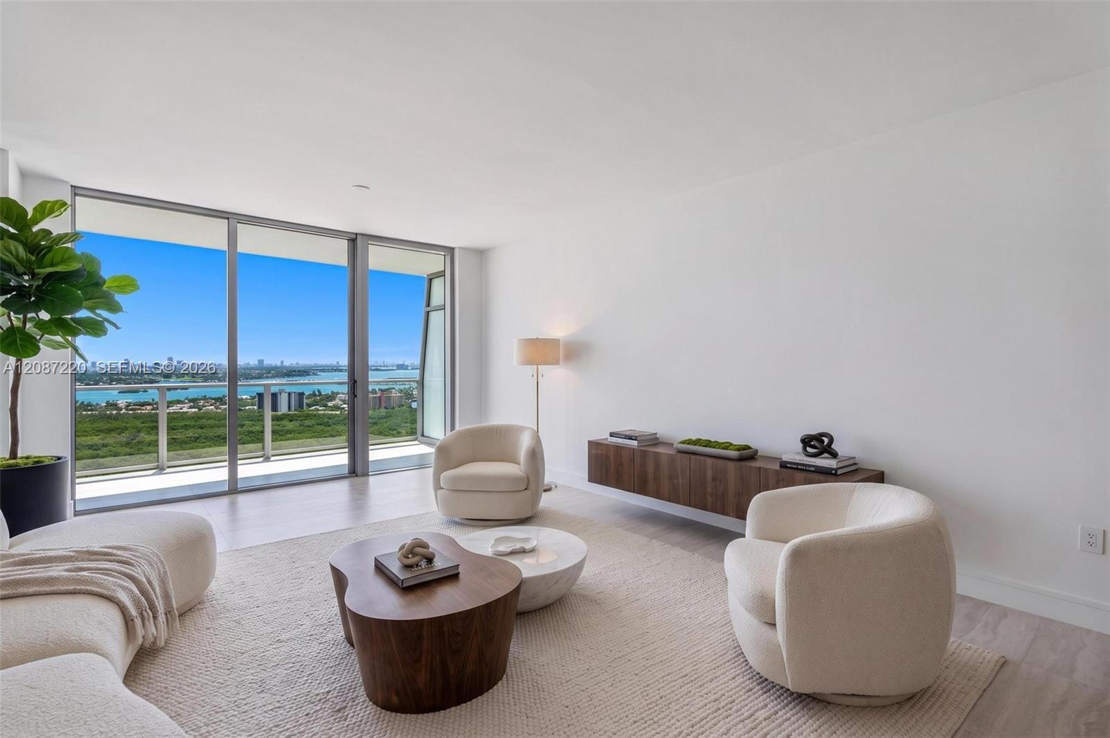 2411 Laguna