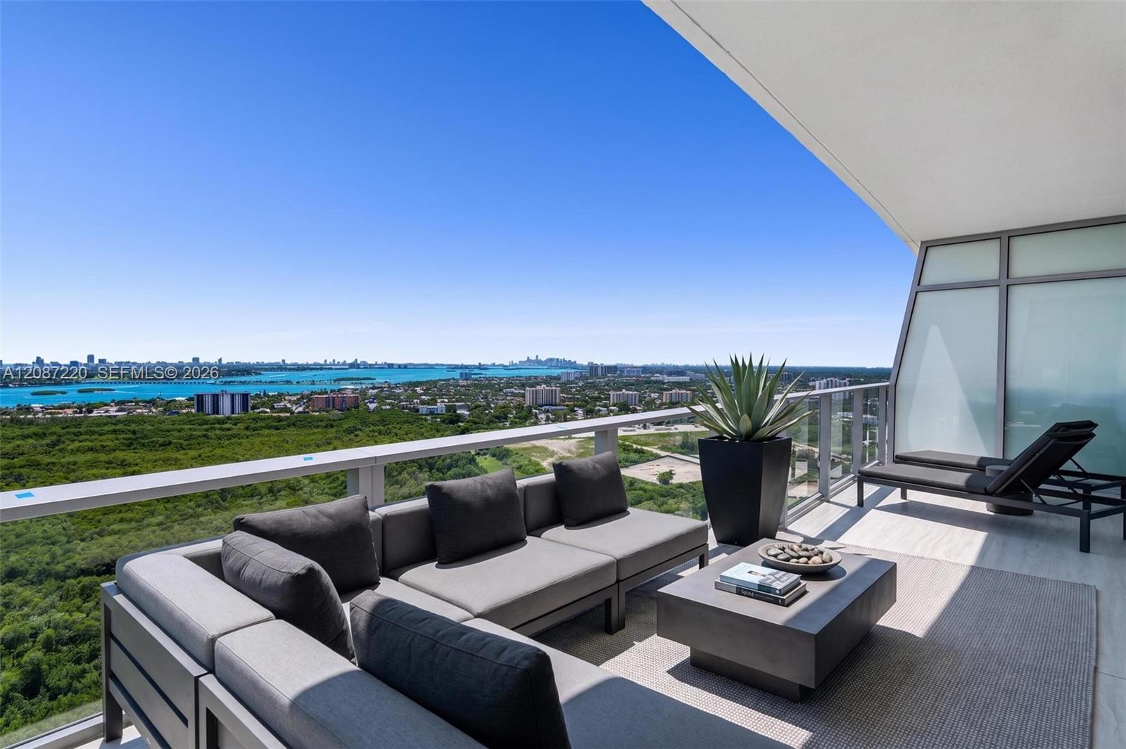 2411 Laguna