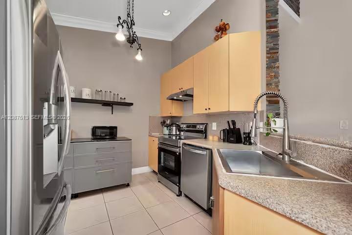 2327 NE 37th Terrace