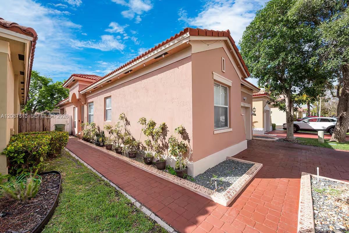 2327 NE 37th Terrace