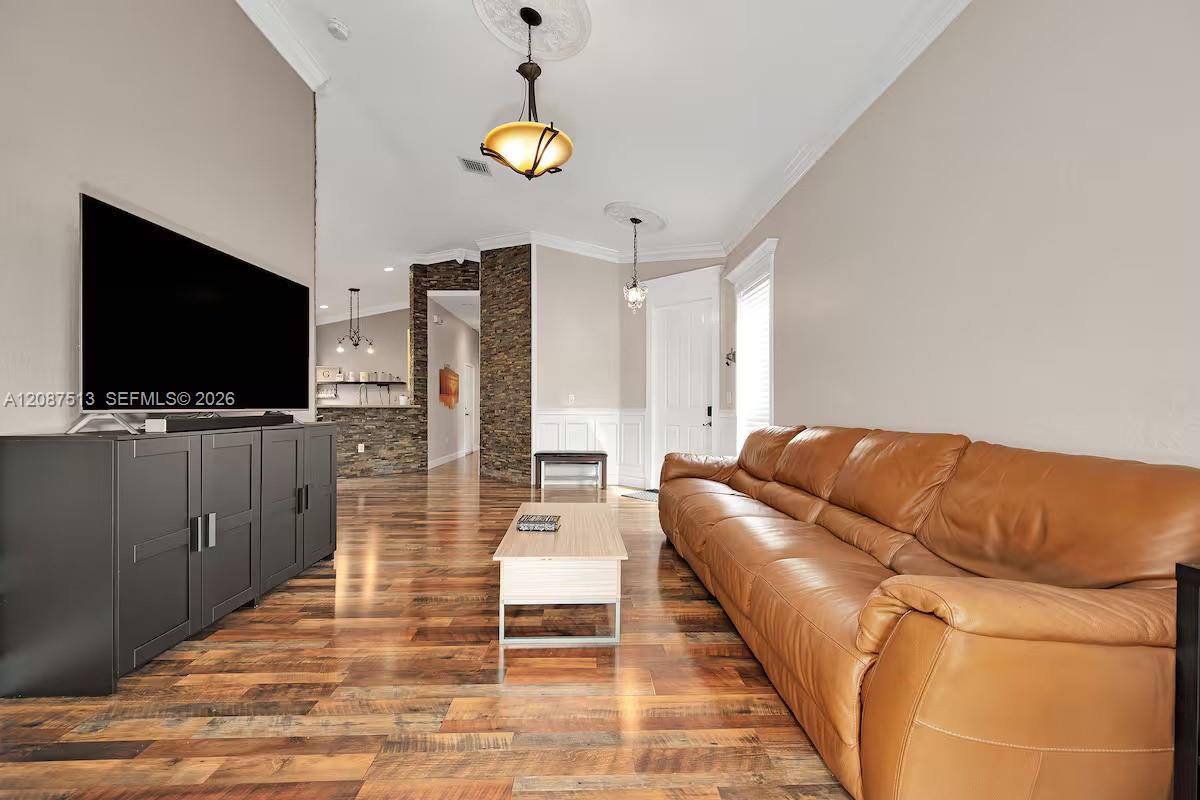 2327 NE 37th Terrace