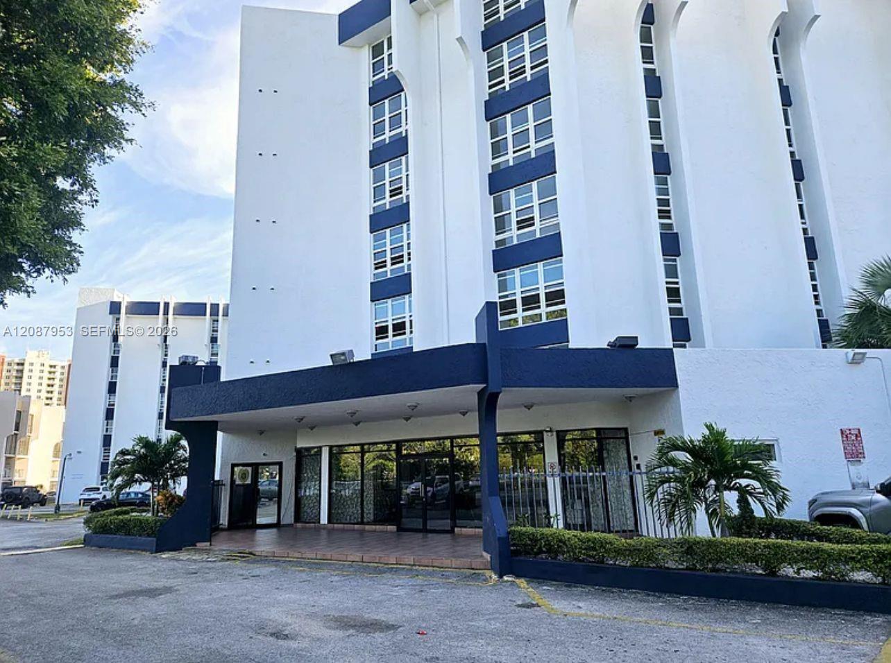 9682 Fontainebleau Boulevard