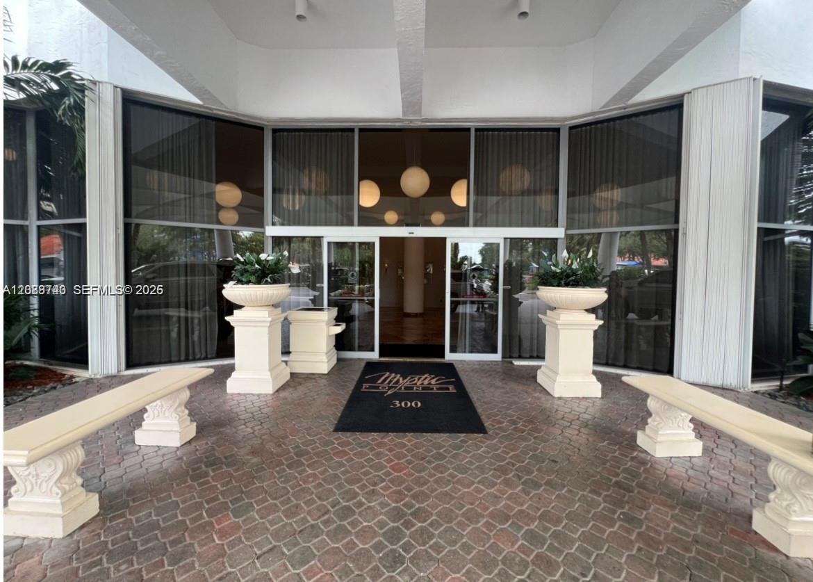 3600 Mystic Pointe Drive