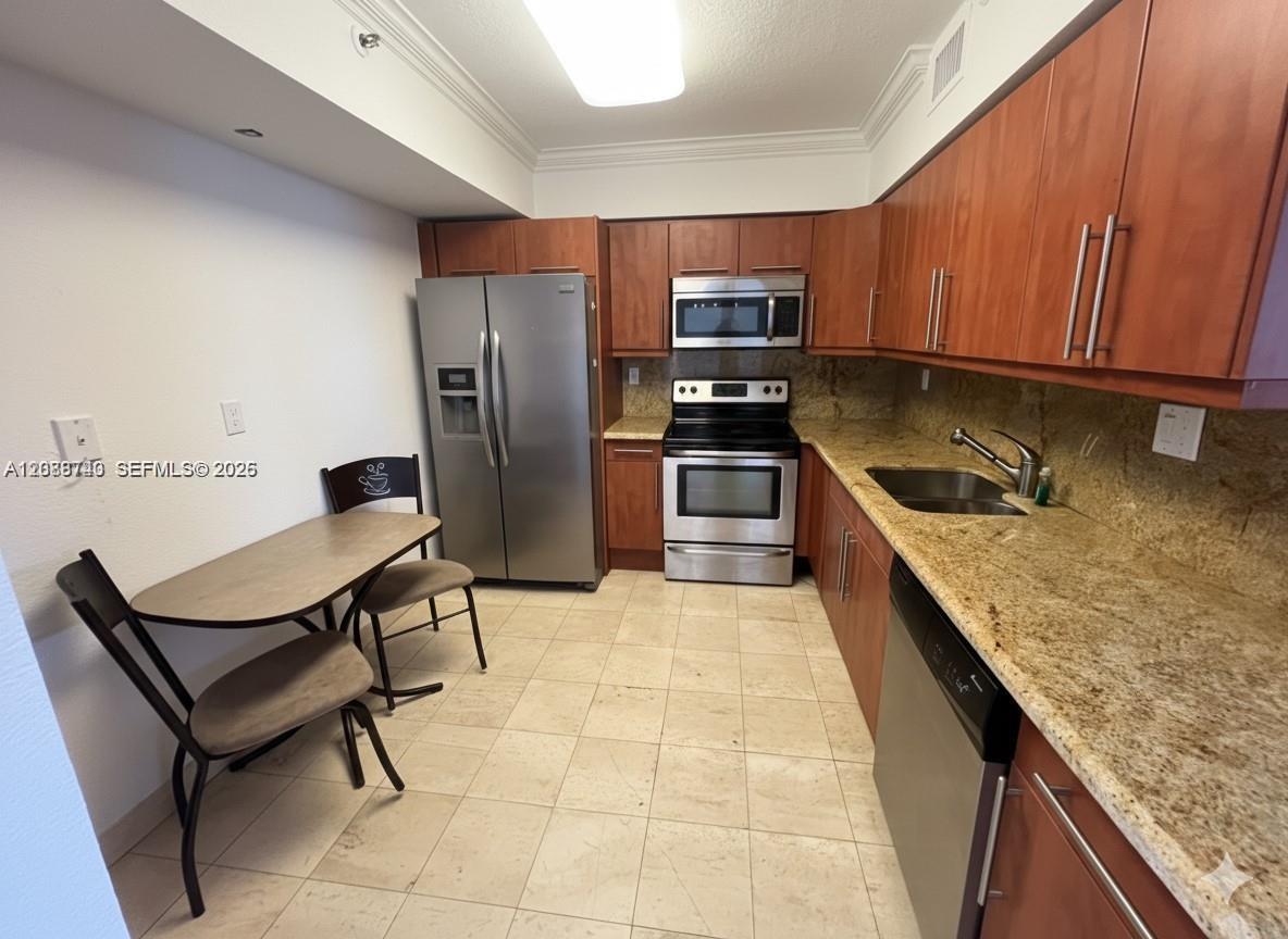 3600 Mystic Pointe Drive