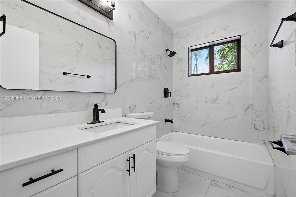21341 NE 25th Court gallery image #12