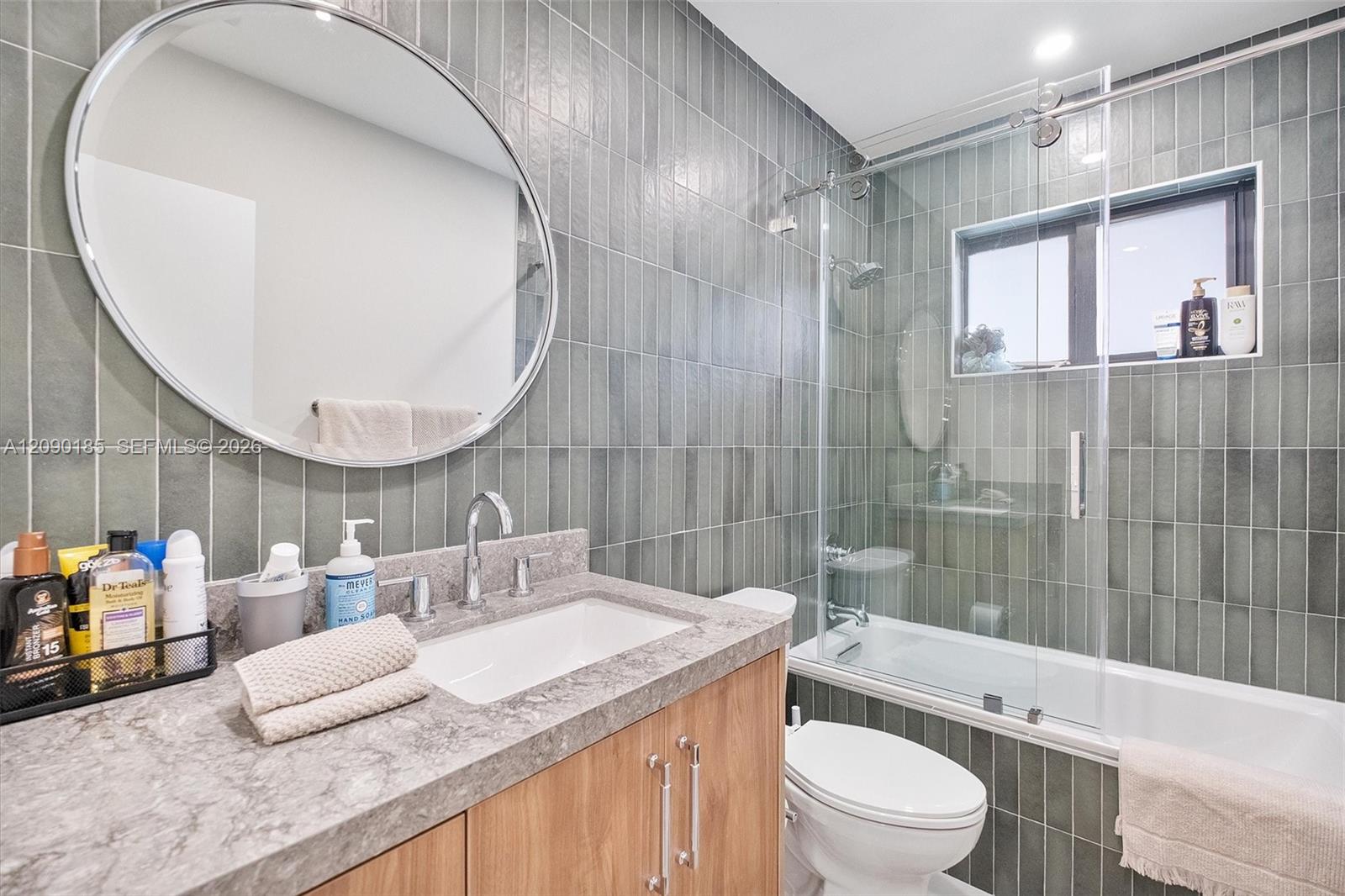 21201 NE 25th Court gallery image #25