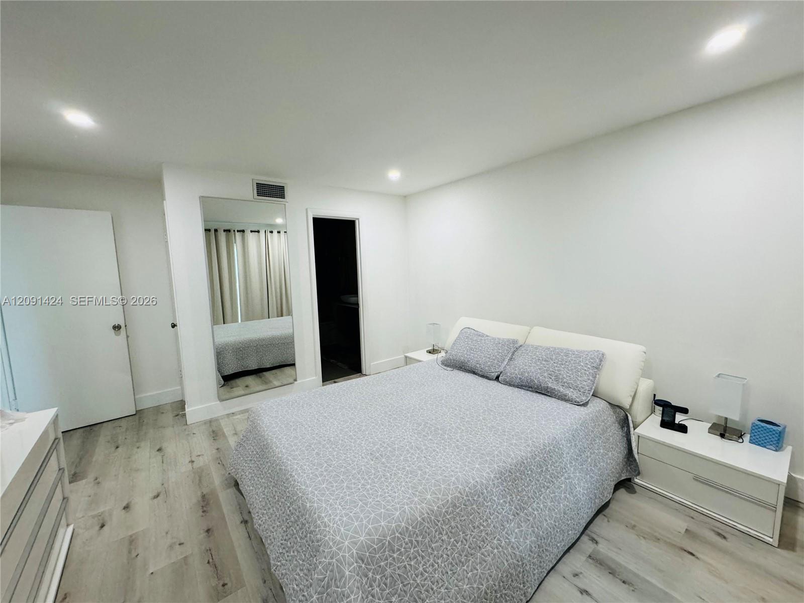 1555 W 44th Place