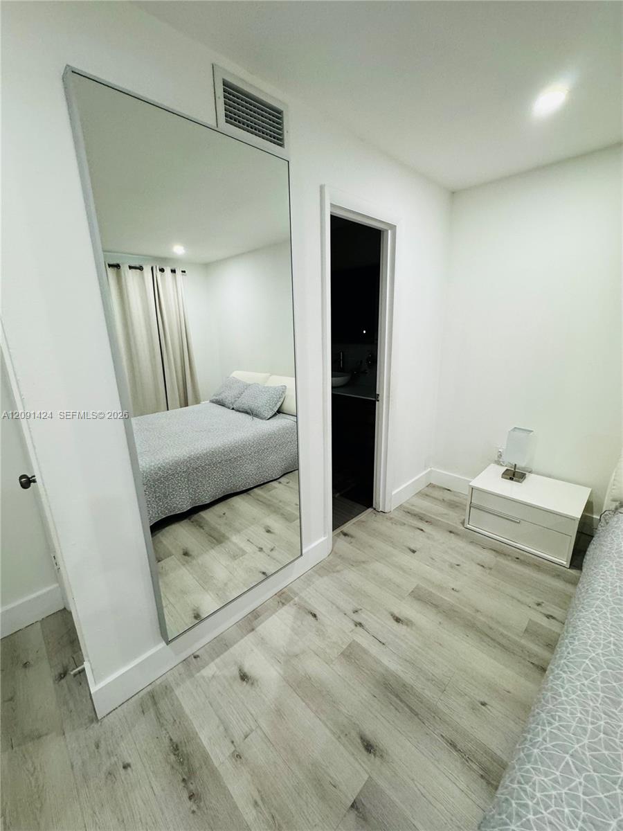 1555 W 44th Place
