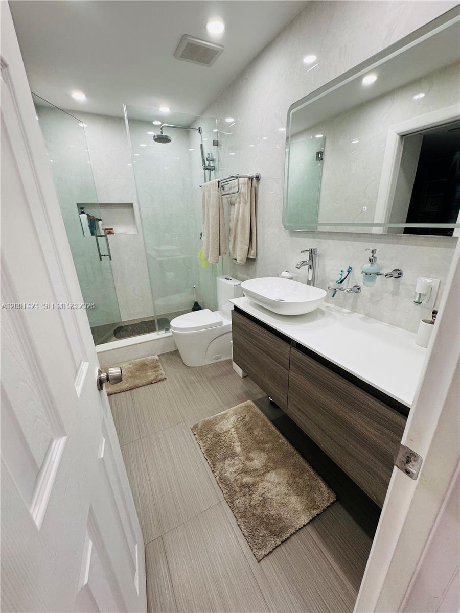 1555 W 44th Place
