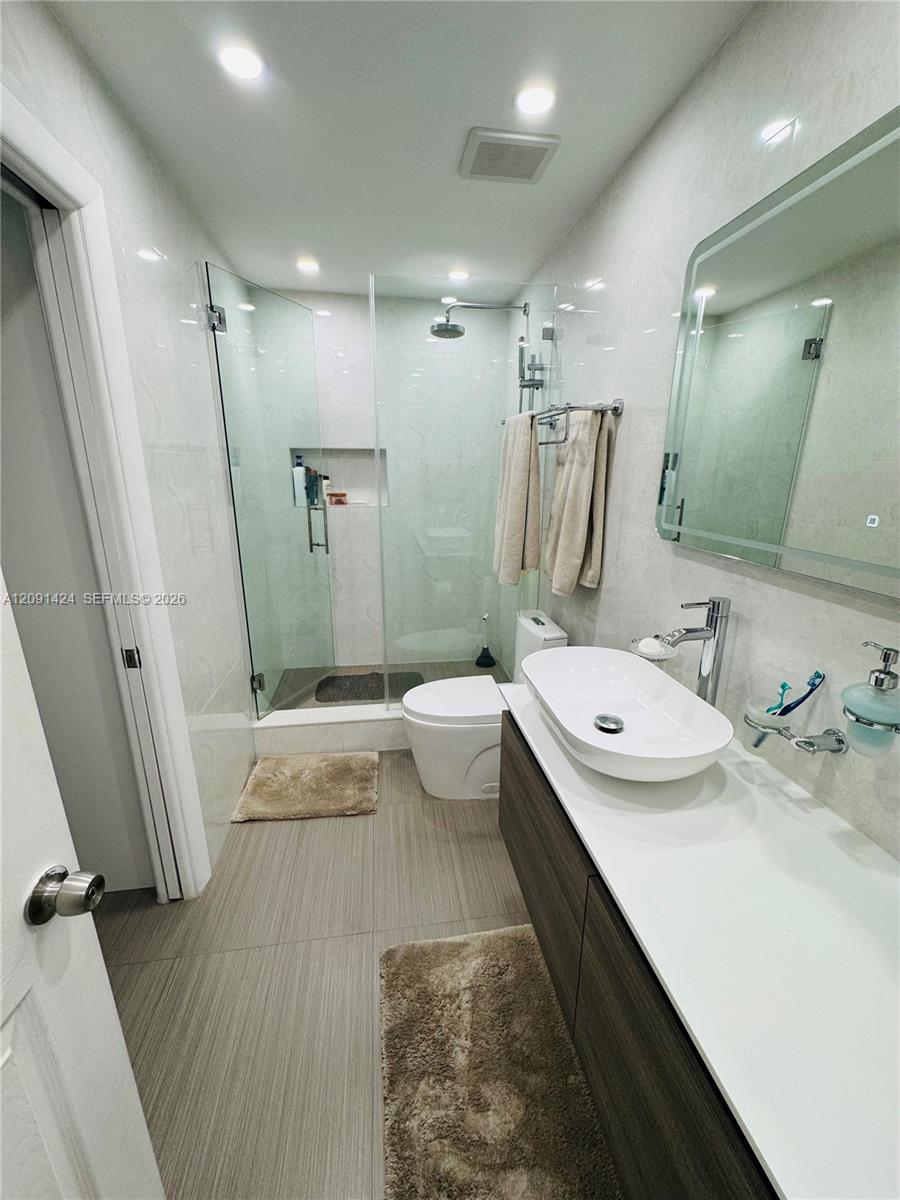 1555 W 44th Place