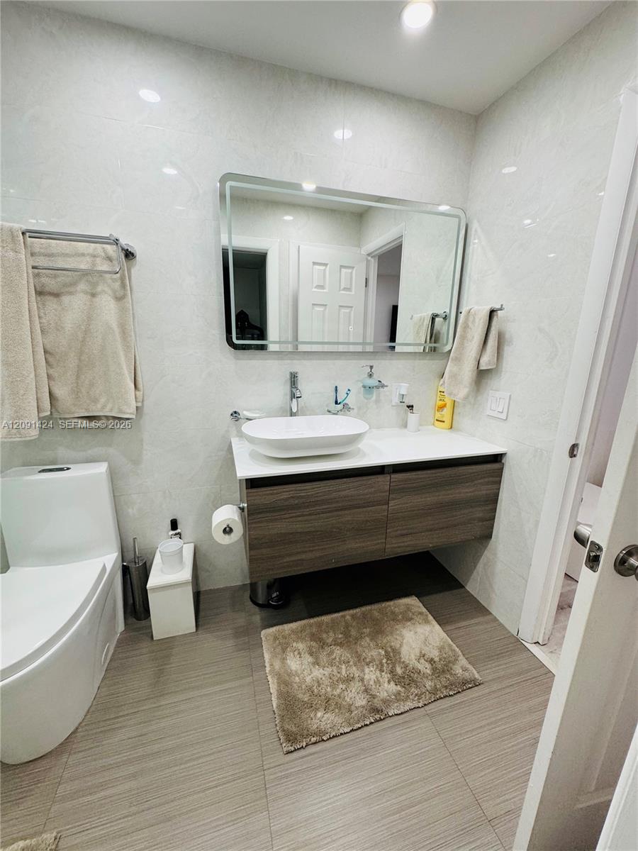 1555 W 44th Place