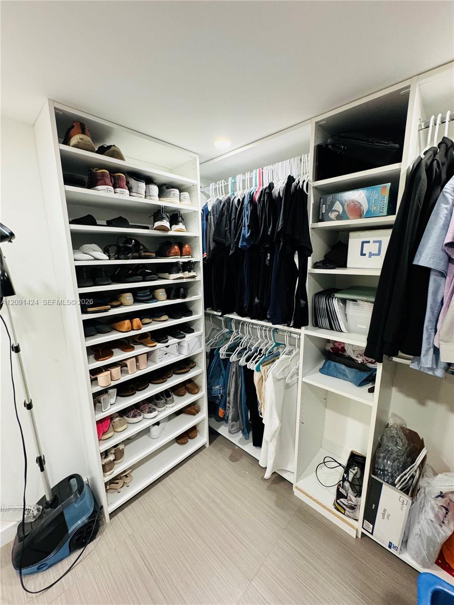 1555 W 44th Place