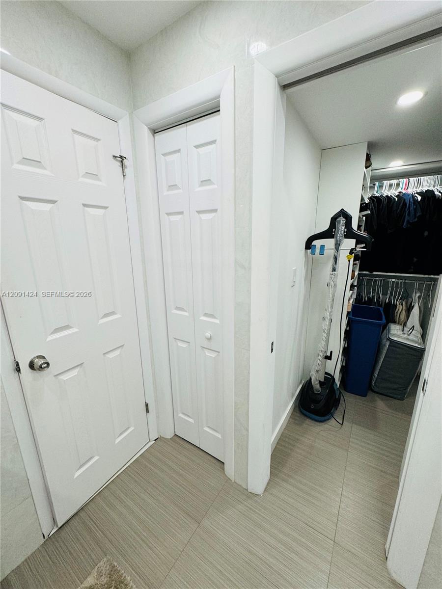 1555 W 44th Place