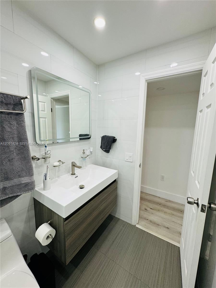 1555 W 44th Place