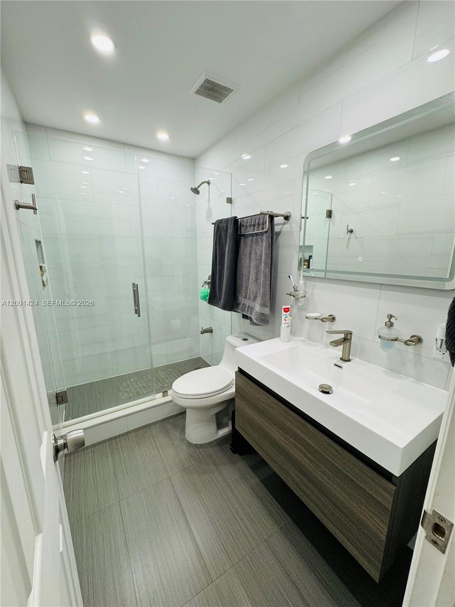 1555 W 44th Place