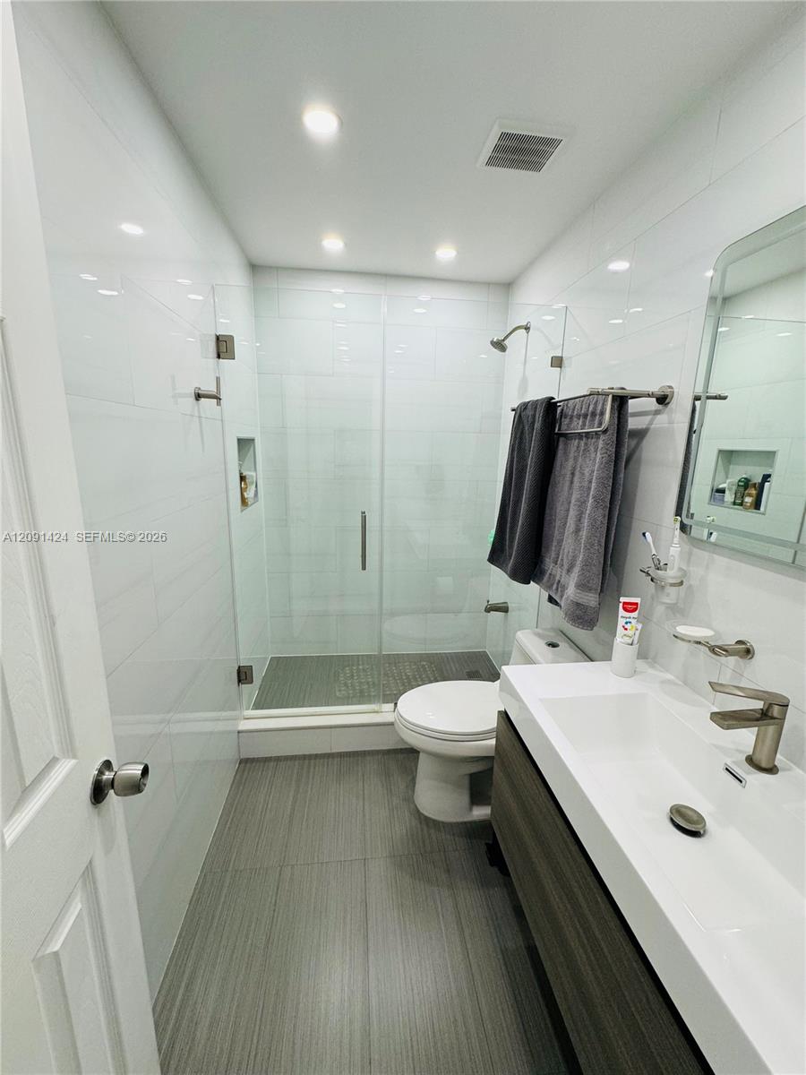 1555 W 44th Place