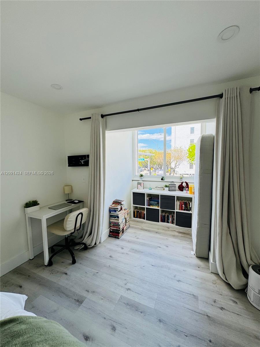 1555 W 44th Place