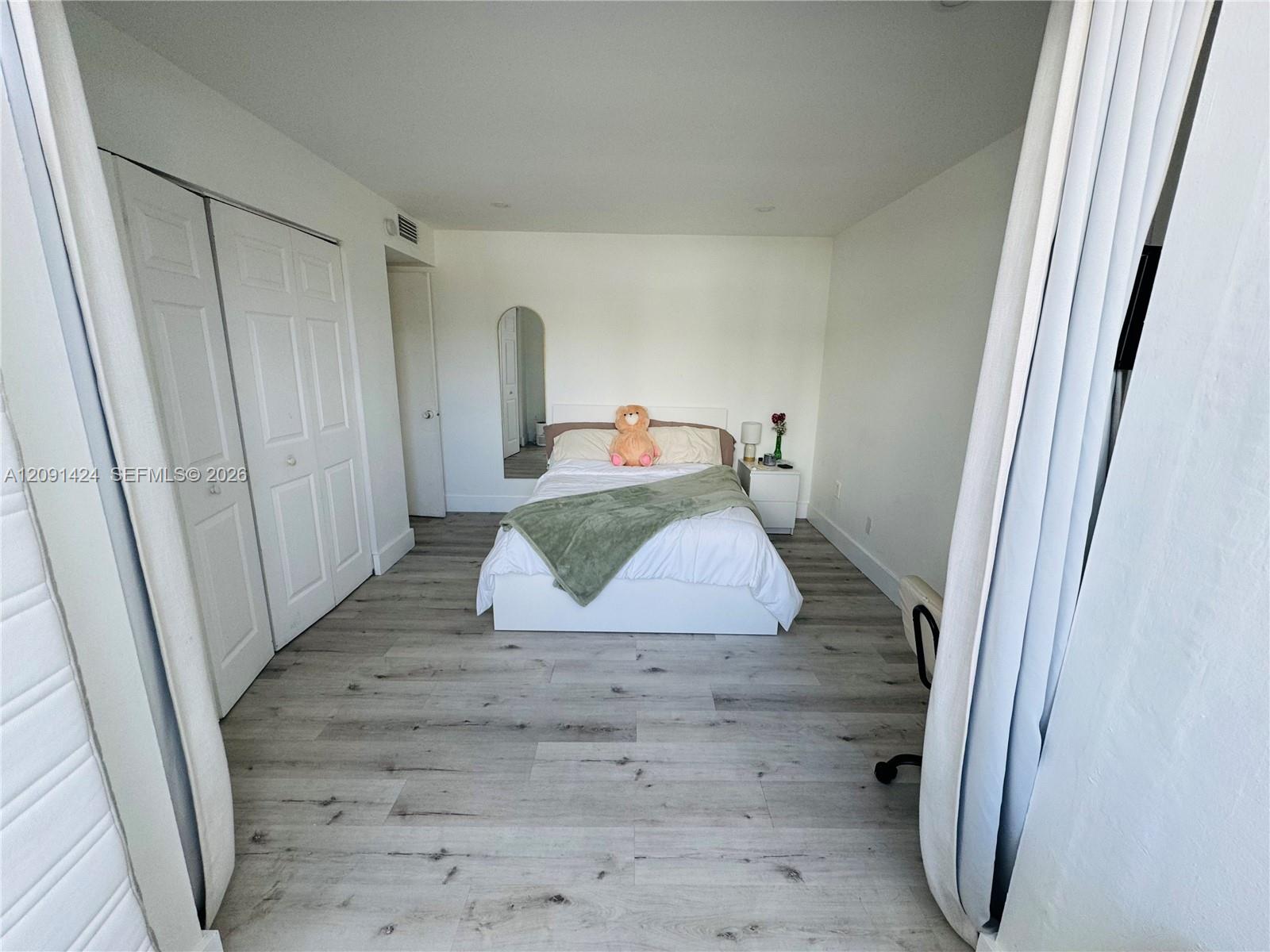1555 W 44th Place