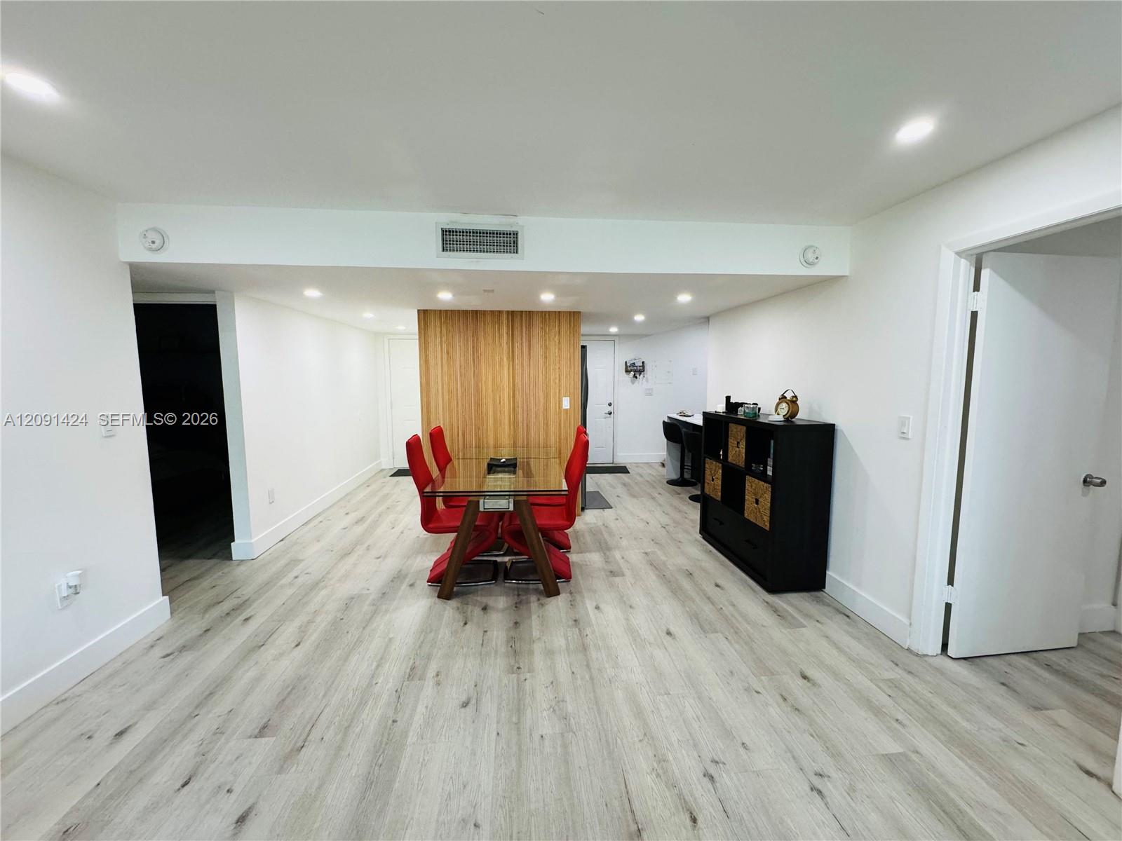 1555 W 44th Place