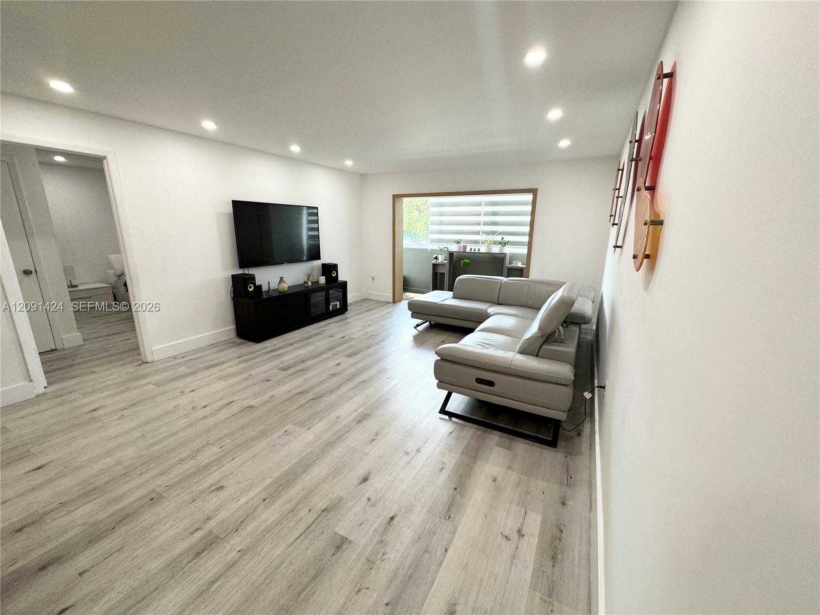 1555 W 44th Place