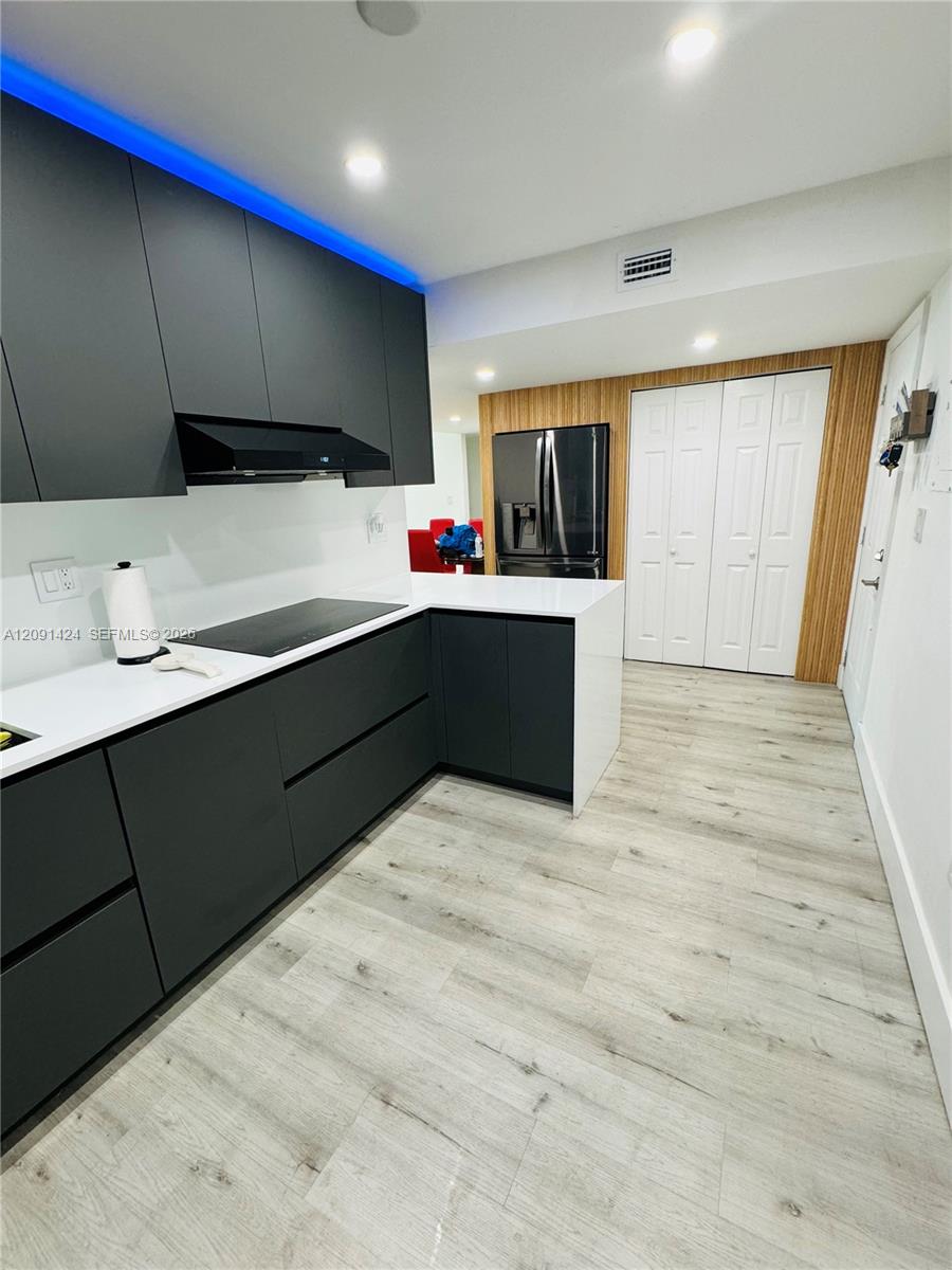 1555 W 44th Place