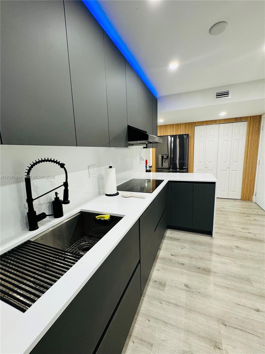 1555 W 44th Place