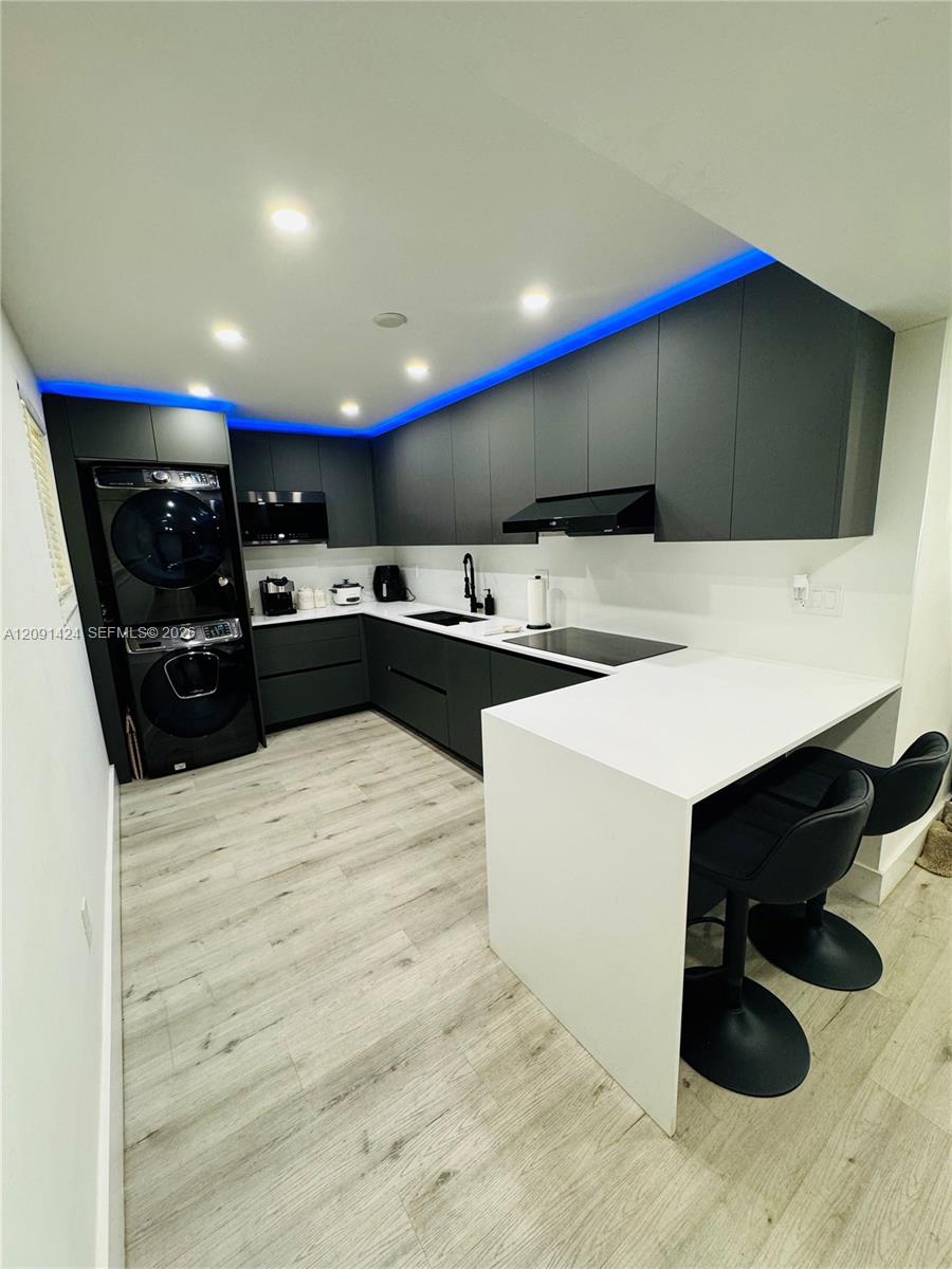 1555 W 44th Place