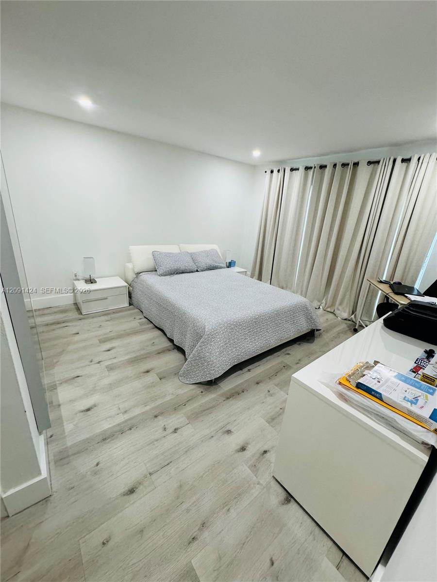 1555 W 44th Place