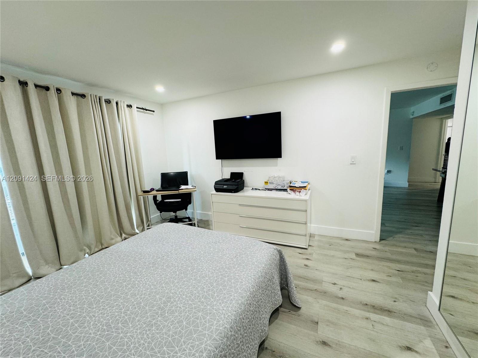 1555 W 44th Place
