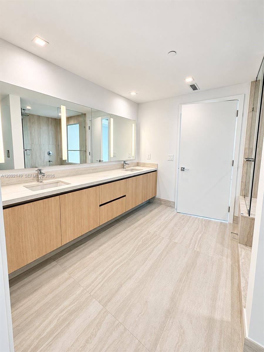 2411 Laguna Circle