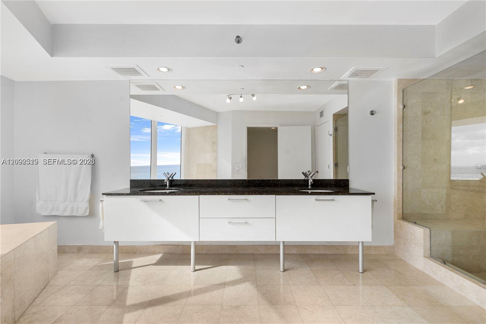 17201 Collins Avenue gallery image #47